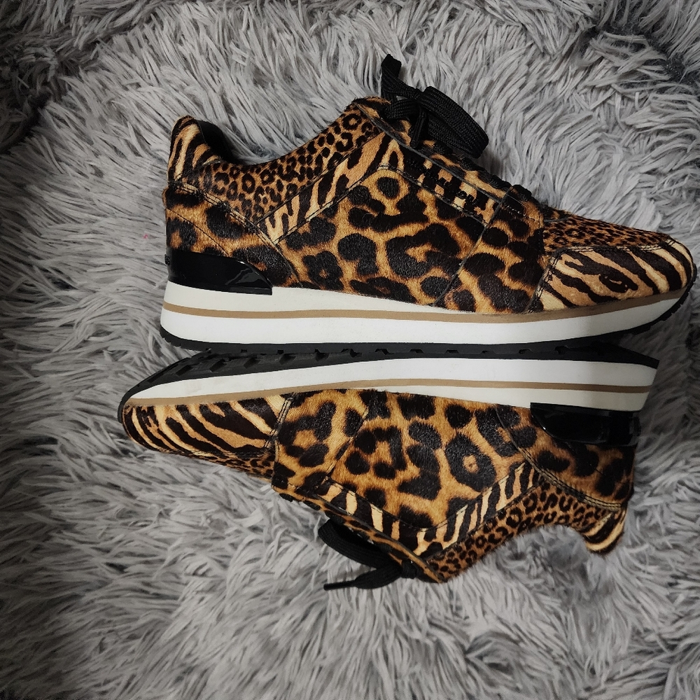 Michael kors sneakers.  Price Firm